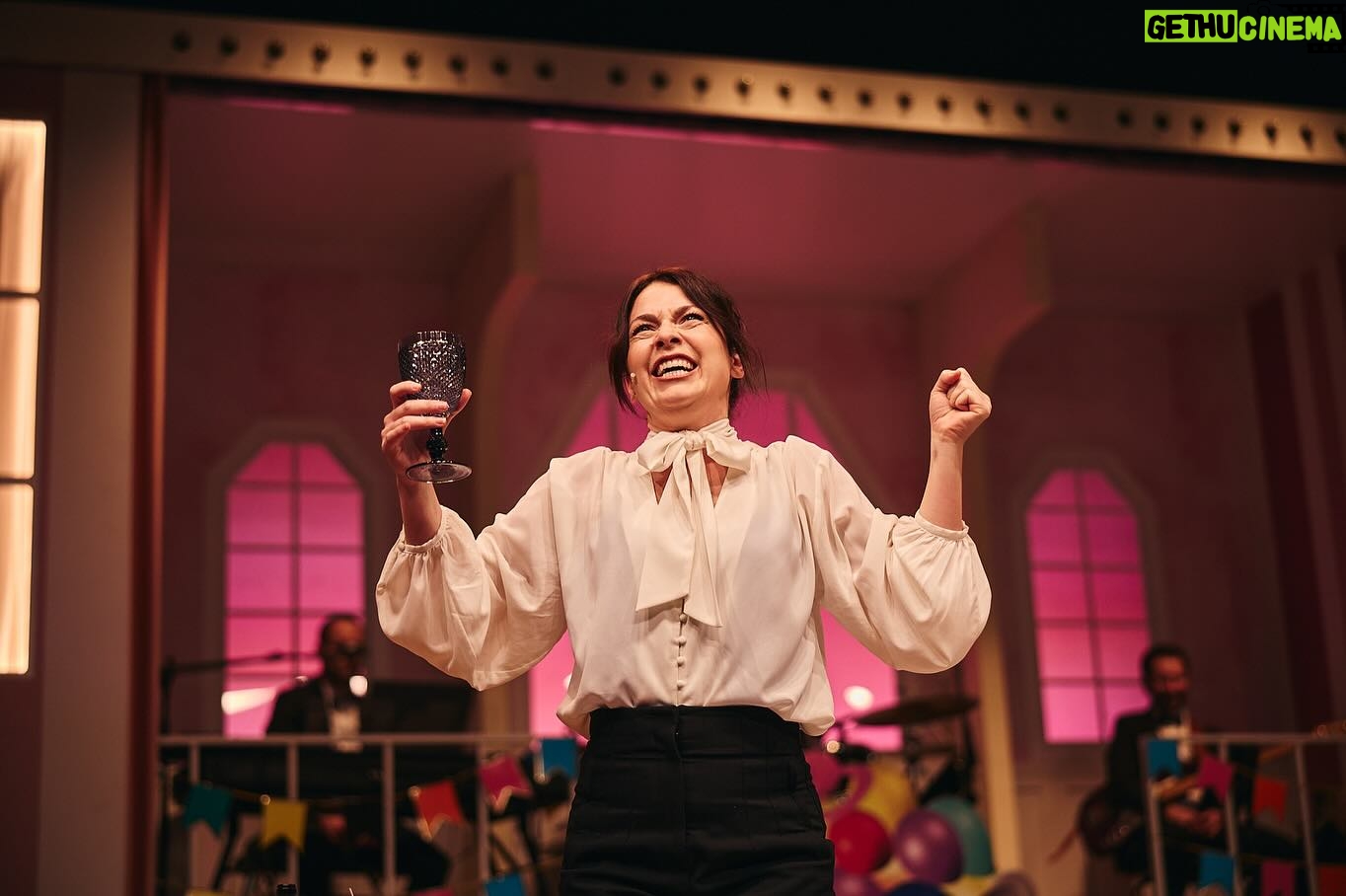 Gabriela Barros Instagram - MÃE, Estreio hoje um musical chamado MÃES, em que MÃES falam com outras MÃES sobre esta grande loucura que é ser-se MÃE! Vens, não vens MÃE? E já agora estendo o meu convite a TODA A GENTE porque é mesmo um espectáculo para todos! Encenado pelo talentosisisisisissimo @ricardo_neves_neves de quem já era muito fã e mais fã fiquei desde que sei que aquele cabelo cor prata é mesmo dele! Com as minhas maravilhosas, fabulásticas Co Stareéeezzzz⭐️ @cloeana @raquel.tillo e @xuxa_jackson e acompanhadas ao vivo, dos melhores músicos @guimaraesartur @tom_neiva e @andrerebelogalvao. Texto adaptado pelo oh so wonderful @henrique.dias.etc e produzido pela nossa incrível @fproducao ❤️ Obrigada querida @dianavazt por toda a paciência e mega profissionalismo! Musical “MÃES” de 5a a sábado às 21h. Domingos 17h. No @teatrovillaret . Cá vos esperamos!!!