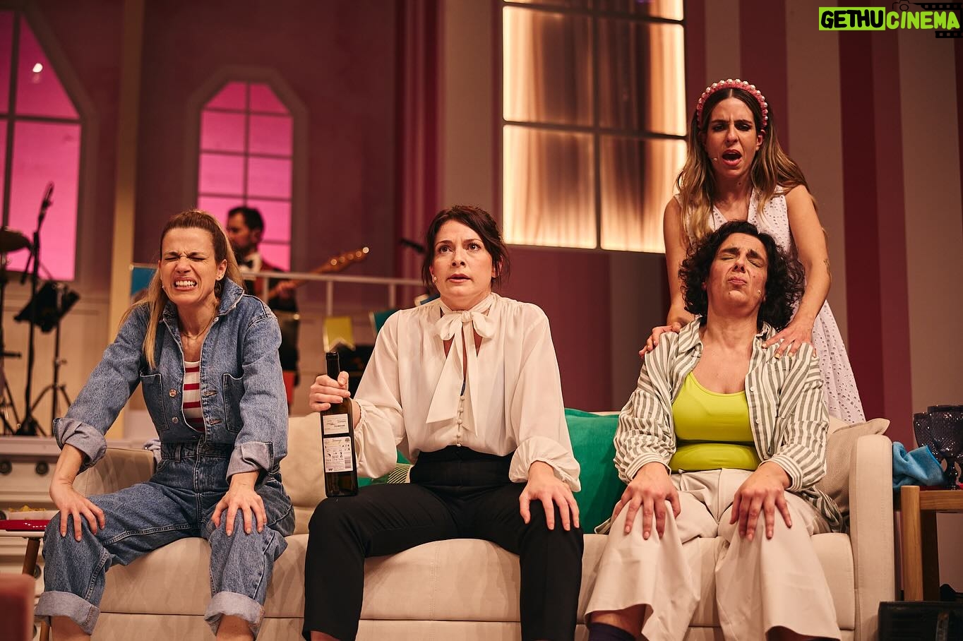 Gabriela Barros Instagram - MÃE, Estreio hoje um musical chamado MÃES, em que MÃES falam com outras MÃES sobre esta grande loucura que é ser-se MÃE! Vens, não vens MÃE? E já agora estendo o meu convite a TODA A GENTE porque é mesmo um espectáculo para todos! Encenado pelo talentosisisisisissimo @ricardo_neves_neves de quem já era muito fã e mais fã fiquei desde que sei que aquele cabelo cor prata é mesmo dele! Com as minhas maravilhosas, fabulásticas Co Stareéeezzzz⭐️ @cloeana @raquel.tillo e @xuxa_jackson e acompanhadas ao vivo, dos melhores músicos @guimaraesartur @tom_neiva e @andrerebelogalvao. Texto adaptado pelo oh so wonderful @henrique.dias.etc e produzido pela nossa incrível @fproducao ❤️ Obrigada querida @dianavazt por toda a paciência e mega profissionalismo! Musical “MÃES” de 5a a sábado às 21h. Domingos 17h. No @teatrovillaret . Cá vos esperamos!!!