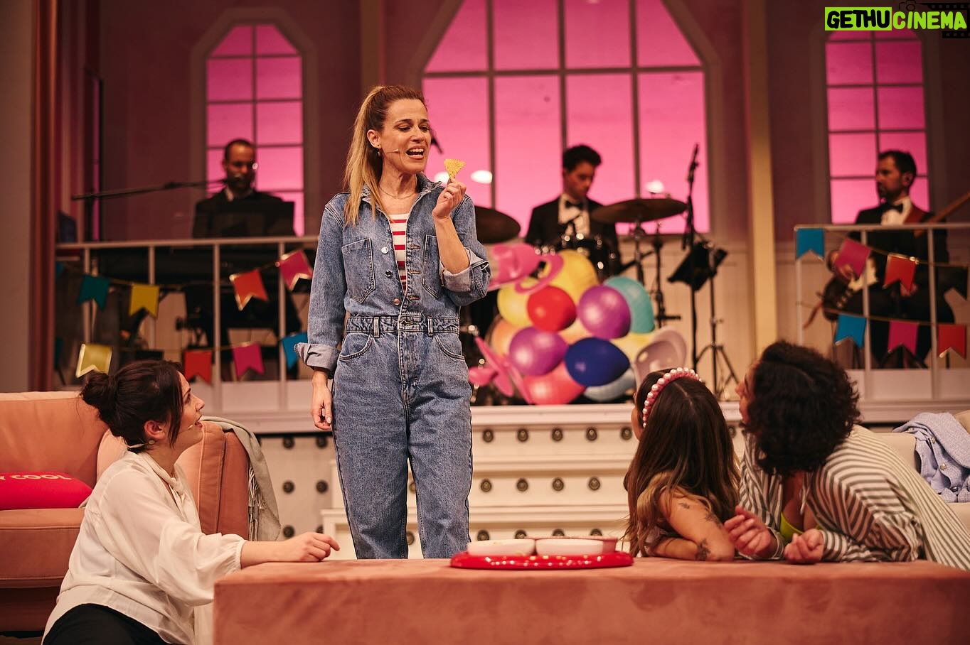 Gabriela Barros Instagram - MÃE, Estreio hoje um musical chamado MÃES, em que MÃES falam com outras MÃES sobre esta grande loucura que é ser-se MÃE! Vens, não vens MÃE? E já agora estendo o meu convite a TODA A GENTE porque é mesmo um espectáculo para todos! Encenado pelo talentosisisisisissimo @ricardo_neves_neves de quem já era muito fã e mais fã fiquei desde que sei que aquele cabelo cor prata é mesmo dele! Com as minhas maravilhosas, fabulásticas Co Stareéeezzzz⭐️ @cloeana @raquel.tillo e @xuxa_jackson e acompanhadas ao vivo, dos melhores músicos @guimaraesartur @tom_neiva e @andrerebelogalvao. Texto adaptado pelo oh so wonderful @henrique.dias.etc e produzido pela nossa incrível @fproducao ❤️ Obrigada querida @dianavazt por toda a paciência e mega profissionalismo! Musical “MÃES” de 5a a sábado às 21h. Domingos 17h. No @teatrovillaret . Cá vos esperamos!!!