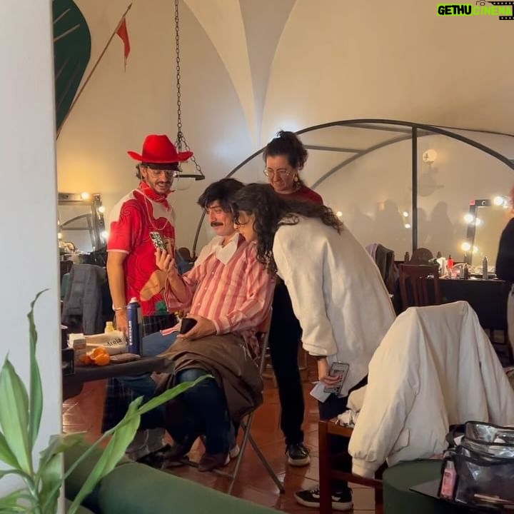 Gabriela Barros Instagram - Deixo-vos aqui alguns momentos de bastidores da nossa série SEMPRE que estreou ontem na @rtppt e na @primevideopt . Obrigada @manelpureza por mais este desafio gigante que me lançaste e que graças a ti e à @tristao_rita , mais uma vez, o que parecia ser impossível tornou-se fazível. Amo trabalhar convosco!!! Ao @luisfilipeborges pelo texto soberbo que escreveu para o meu episódio ! Obrigada obrigada!!!👏🏻👏🏻👏🏻👏🏻 Parabéns aos outros 2 autores da série @luislobaoferreira e @pasteldbacalhau . Obrigada a toda a equipa da @coyotevadio e a todos os sectores que trabalharam arduamente para celebrar e ajudar a relembrar este 25 de Abril da forma mais correta e bonita. Para mim, SEMPRE arte. SEMPRE amor. SEMPRE respeito. SEMPRE liberdade. SEMPRE ♥️