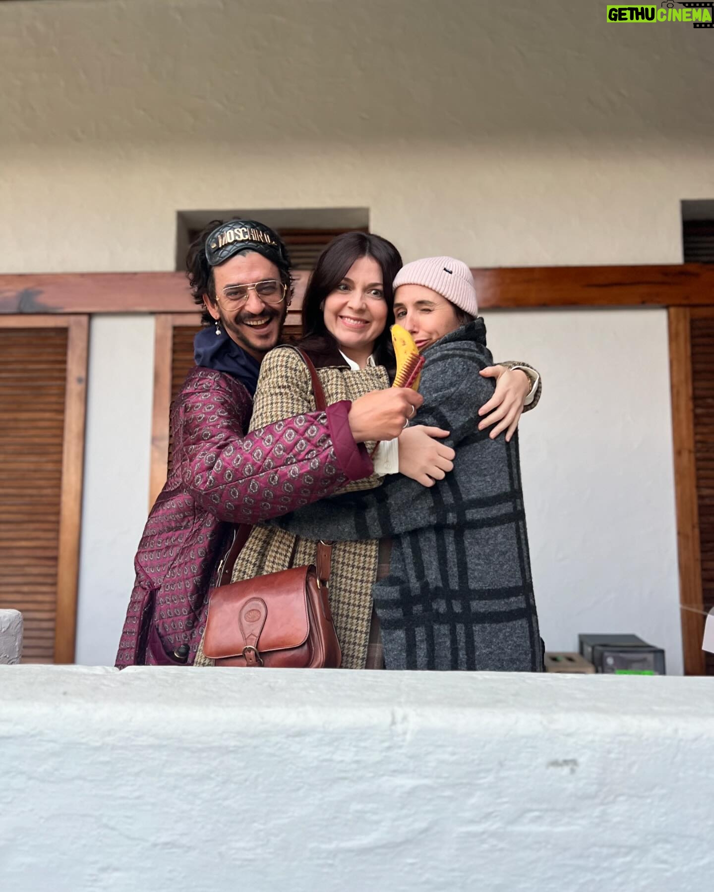 Gabriela Barros Instagram - Deixo-vos aqui alguns momentos de bastidores da nossa série SEMPRE que estreou ontem na @rtppt e na @primevideopt . Obrigada @manelpureza por mais este desafio gigante que me lançaste e que graças a ti e à @tristao_rita , mais uma vez, o que parecia ser impossível tornou-se fazível. Amo trabalhar convosco!!! Ao @luisfilipeborges pelo texto soberbo que escreveu para o meu episódio ! Obrigada obrigada!!!👏🏻👏🏻👏🏻👏🏻 Parabéns aos outros 2 autores da série @luislobaoferreira e @pasteldbacalhau . Obrigada a toda a equipa da @coyotevadio e a todos os sectores que trabalharam arduamente para celebrar e ajudar a relembrar este 25 de Abril da forma mais correta e bonita. Para mim, SEMPRE arte. SEMPRE amor. SEMPRE respeito. SEMPRE liberdade. SEMPRE ♥️