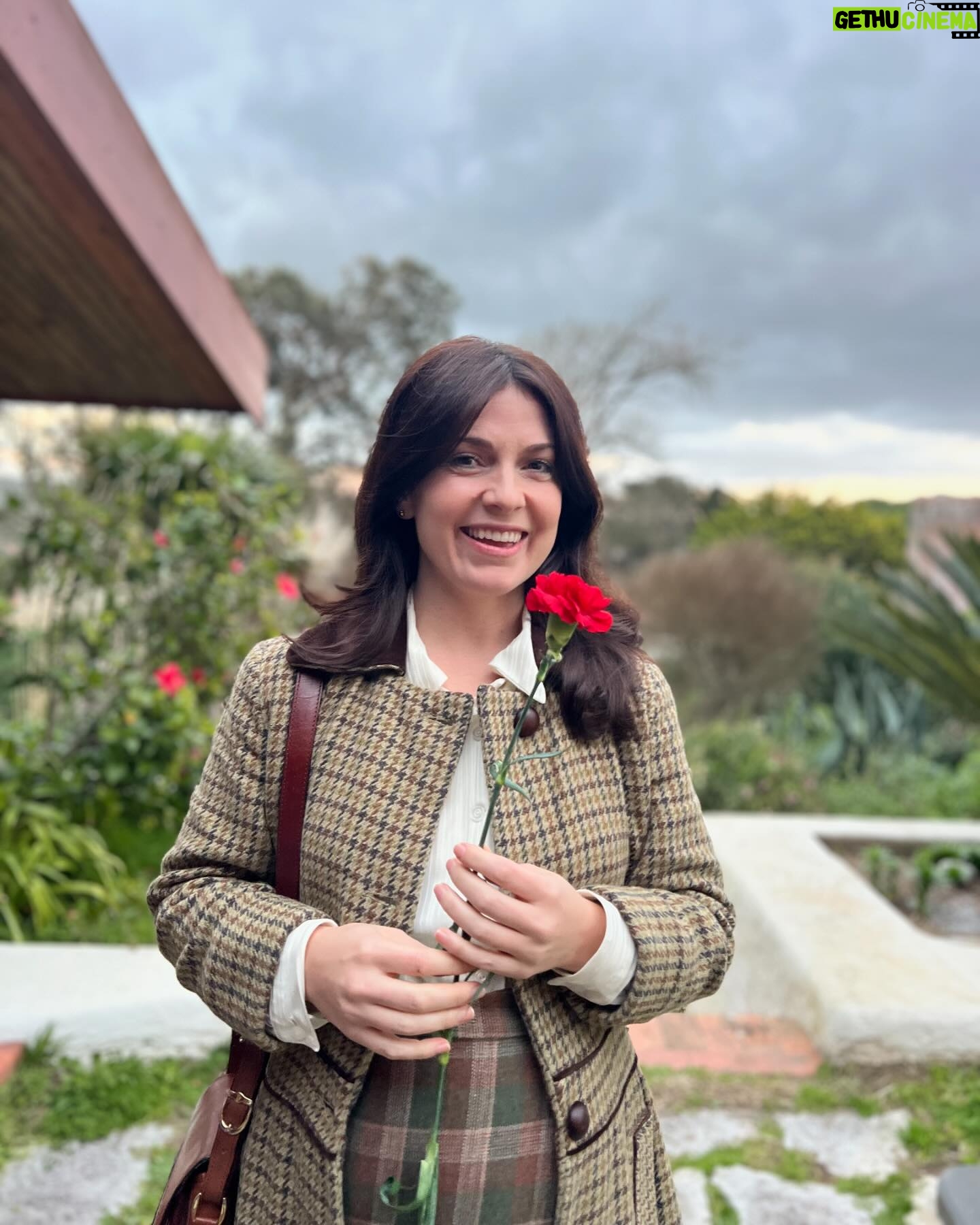 Gabriela Barros Instagram - Deixo-vos aqui alguns momentos de bastidores da nossa série SEMPRE que estreou ontem na @rtppt e na @primevideopt . Obrigada @manelpureza por mais este desafio gigante que me lançaste e que graças a ti e à @tristao_rita , mais uma vez, o que parecia ser impossível tornou-se fazível. Amo trabalhar convosco!!! Ao @luisfilipeborges pelo texto soberbo que escreveu para o meu episódio ! Obrigada obrigada!!!👏🏻👏🏻👏🏻👏🏻 Parabéns aos outros 2 autores da série @luislobaoferreira e @pasteldbacalhau . Obrigada a toda a equipa da @coyotevadio e a todos os sectores que trabalharam arduamente para celebrar e ajudar a relembrar este 25 de Abril da forma mais correta e bonita. Para mim, SEMPRE arte. SEMPRE amor. SEMPRE respeito. SEMPRE liberdade. SEMPRE ♥️