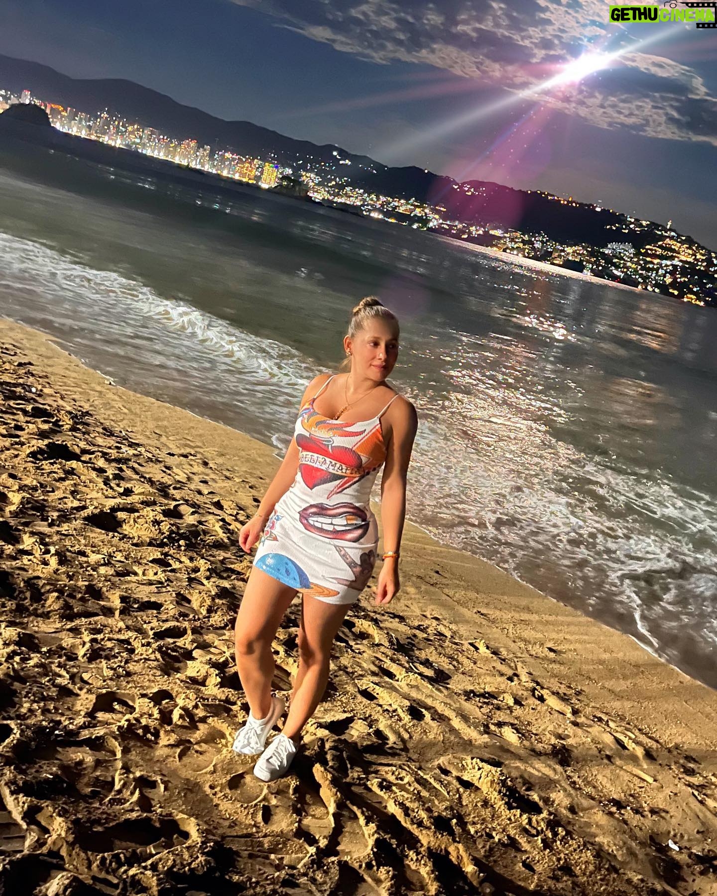 Gabriela Carrillo Instagram - #tbt aviéntame al mar!!! Me urge!!! 🧜🏼♀️