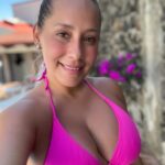 Gabriela Carrillo Instagram – Hoy tocó disfrutar el ☀️ al ritmo de @kprichosasmex #bombonasesino #cumbiaconlaluna #kprichosas