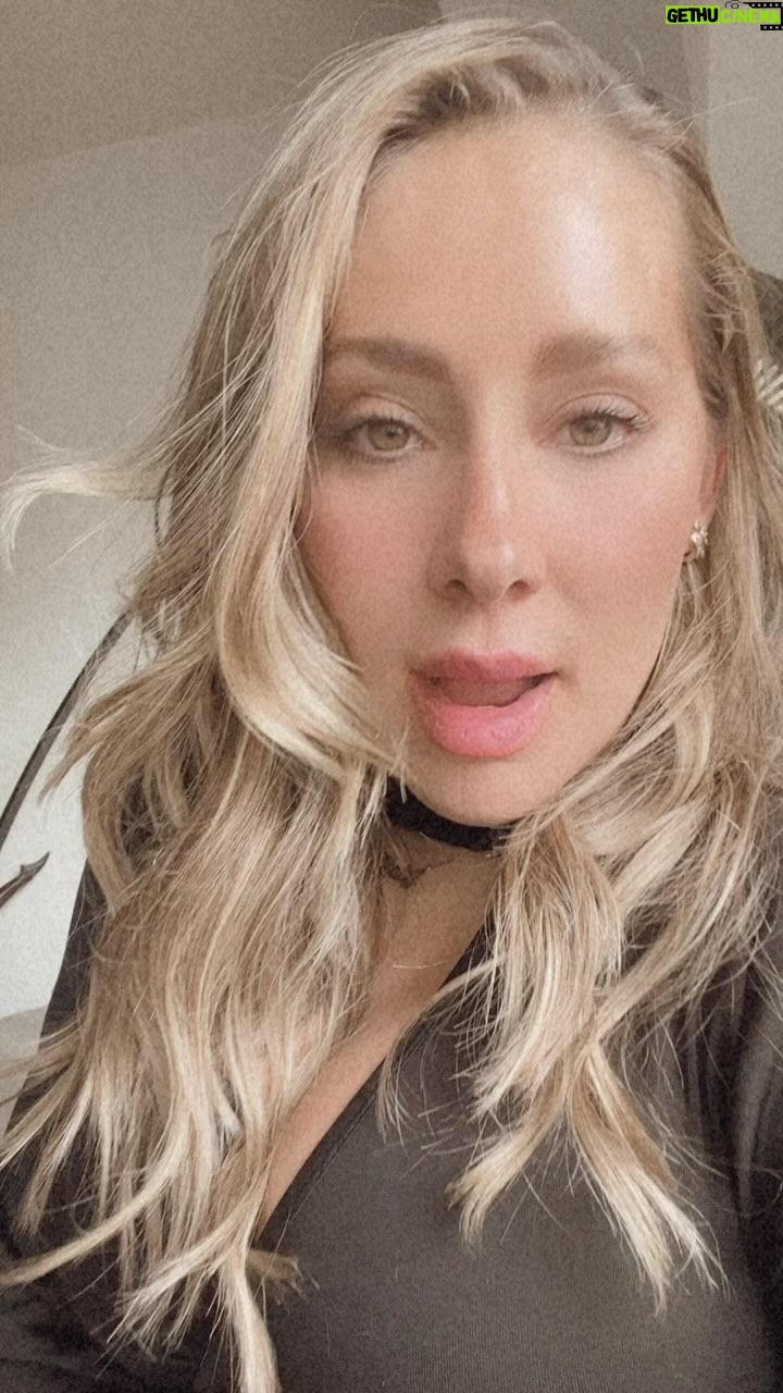 Gabriela Carrillo Instagram - Feliz viernes!!! Jijiji