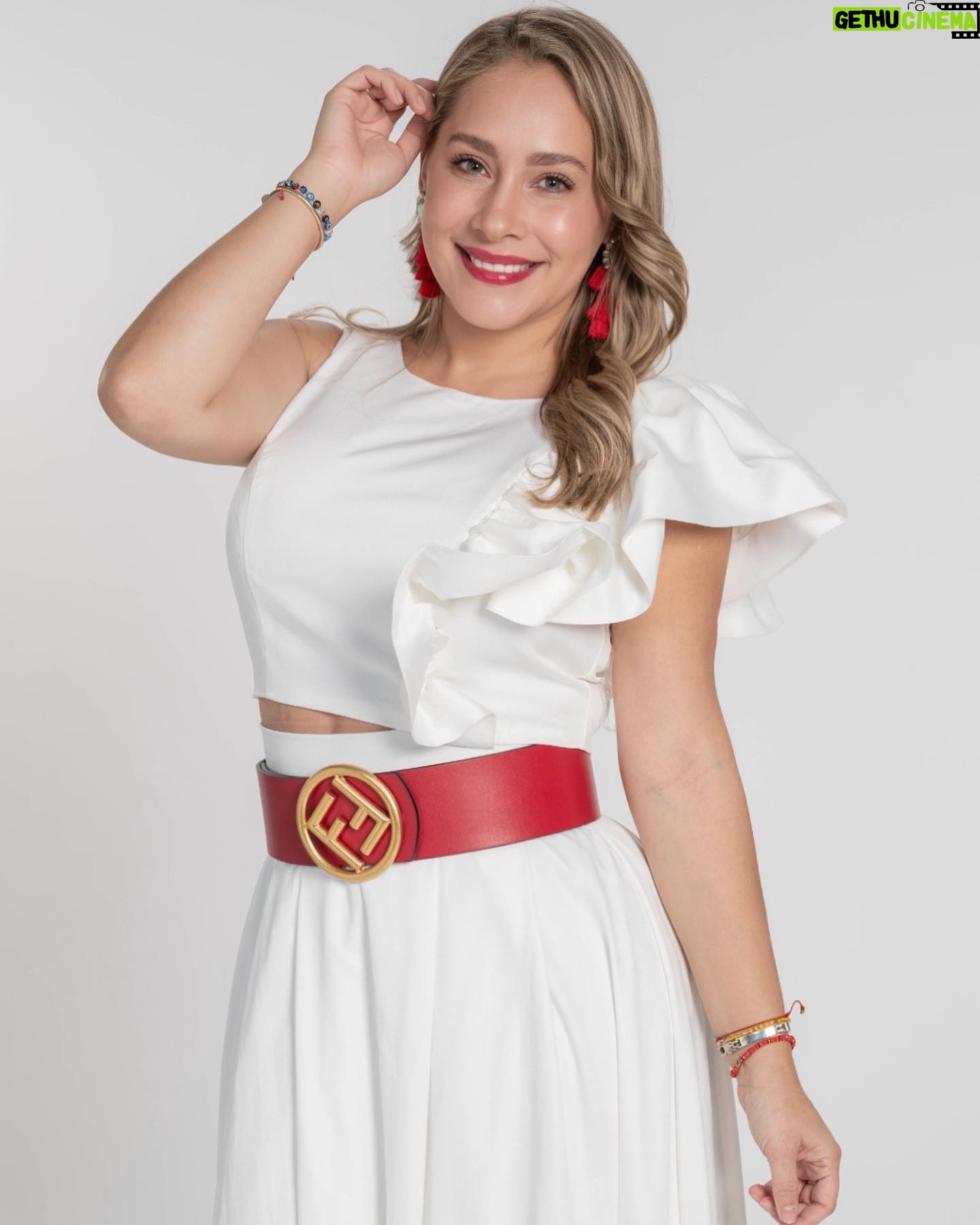 Gabriela Carrillo Instagram - Y que viva Mexico señores!!! Siempre feliz y agradecida de haber nacido en un país tan hermoso! Me siento orgullosa de ser mexicana!! #fiestamexicana . . . @suheyriveroll2 @alexpereaof @diegokleinfranco @televisa