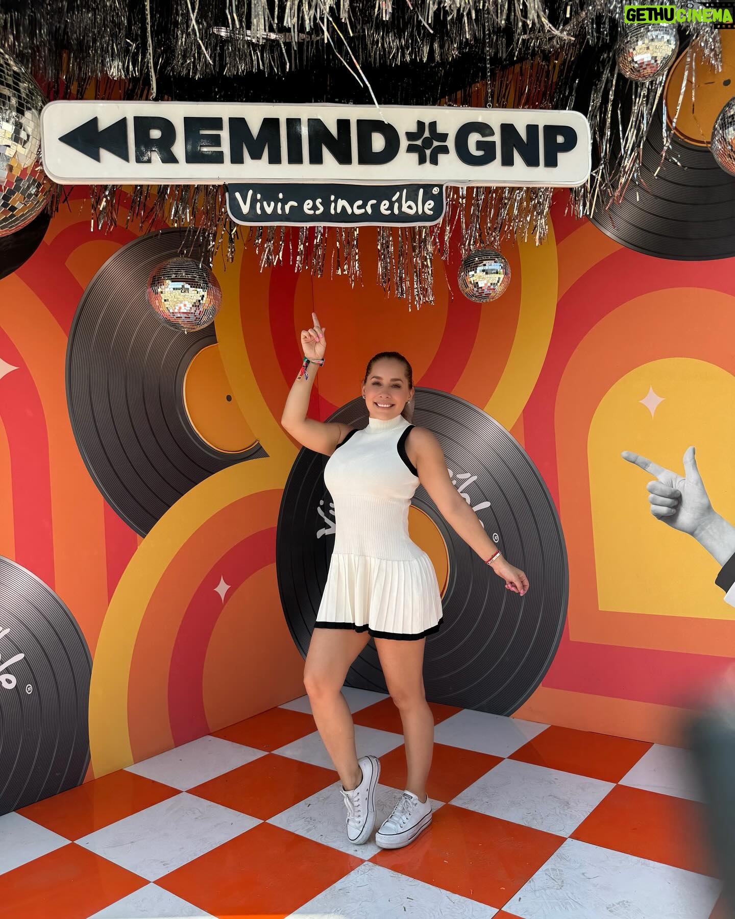 Gabriela Carrillo Instagram - Oigan aquí ando en el evento de Remind GNP disfrutando de la gastronomía y los shows tan increíbles!!! Si ya son clientes GNP descarguen la app, y vayan al apartado de beneficios para que descubran todas las sorpresas que GNP tiene para ustedes en el año. #Viviresincreíble #SoyClienteGNP @gnpseguros
