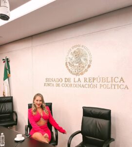 Gabriela Carrillo Instagram - Muy feliz y agradecida con el Senado de la Republica por este reconocimiento a mi trayectoria y la de mis compañeros actores, en especial al senador @ramirezlalo_ y @farukmtake por tomar en cuenta el esfuerzo a nuestra noble carrera.