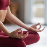 Gabriela Dias Instagram – I often pair my practice with Gyan Mudra. If I were to teach anyone, I would explain that you must touch your index fingertip to the tip of your thumb while holding your other three fingers straight.
Our body comprises air, water, fire, ether, and earth. And according to theory, the five fingers represent and hold the quality of these five elements. Isn’t this an exciting concept? Regarding Gyan Mudra, the air and the fire elements are combined as we bring the index fingertip in contact with the thumb. 
Hopefully, I can inspire you to meditate and move your body today! 
🇧🇷 Costumo combinar minha prática com Gyan Mudra. Se eu fosse ensinar alguém, explicaria que você deve tocar a ponta do dedo indicador na ponta do polegar enquanto mantém os outros três dedos retos.
Nosso corpo compreende ar, água, fogo, éter e terra. E de acordo com a teoria, os cinco dedos representam e mantêm a qualidade destes cinco elementos. Não é este um conceito excitante? Em relação a Gyan Mudra, os elementos ar e fogo são combinados à medida que colocamos a ponta do dedo indicador em contato com o polegar.
Espero poder inspirar você a meditar e movimentar seu corpo hoje! •
•
•
•