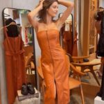 Gabriela Dias Instagram - Amei esse meu primeiro look que é um macacão em viscolinho super moderno e estiloso, oferecendo opções de uso tanto no casual quanto no esporte mais refinado. Meu segundo look é um vestido em em couro ecológico, com um fecho frontal mais arrojado. Qual é o seu preferido? • I loved my first look, which is a super modern and stylish jumpsuit made of lightweight viscose, offering options for both casual and more refined sporty looks. My second look is a dress made of eco-leather, featuring a more daring front closure. Which one is your favorite? • #moda