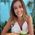 Gabriela Dias Instagram - O 🍋 é uma excelente fonte de vitamina C, que fortalece o sistema imunológico. Ele contém antioxidantes que ajudam a combater os radicais livres no corpo, reduzindo o estresse oxidativo e protegendo as células contra danos, estimula a produção de bile, que ajuda na digestão de alimentos. A vitamina C presente no limão é essencial para a produção de colágeno, que ajuda a manter a pele saudável e jovem. O limão contém pectina, uma fibra solúvel que pode ajudar a reduzir o apetite e promover a sensação de saciedade. Embora o limão seja ácido, ele tem um efeito alcalinizante no corpo, ajudando a equilibrar os níveis de pH e promover a saúde. • O 🍍 é uma excelente fonte de vitamina C, que fortalece o sistema imunológico, auxilia na absorção de ferro e protege o corpo contra doenças. Ele contém bromelina, uma enzima que possui propriedades anti-inflamatórias. Isso pode ajudar a reduzir a inflamação em diversas partes do corpo, aliviando dores e desconfortos. O abacaxi também contém fibras, que ajudam a regular o funcionamento do intestino, possui antioxidantes, como a vitamina C e os flavonoides, que ajudam a combater os radicais livres no corpo e prevenir danos celulares. O abacaxi contém betacaroteno, um antioxidante que é convertido em vitamina A no organismo. • O abacaxi é uma excelente fonte de vitamina C, que fortalece o sistema imunológico, auxilia na absorção de ferro e protege o corpo contra doenças. Ele contém bromelina, uma enzima que possui propriedades anti-inflamatórias. Isso pode ajudar a reduzir a inflamação em diversas partes do corpo, aliviando dores e desconfortos. O abacaxi também contém fibras, que ajudam a regular o funcionamento do intestino, possui antioxidantes, como a vitamina C e os flavonoides, que ajudam a combater os radicais livres no corpo e prevenir danos celulares. O abacaxi contém betacaroteno, um antioxidante que é convertido em vitamina A no organismo. • A maçã 🍎 é uma excelente fonte de fibras alimentares, incluindo pectina, que ajuda a promover a saúde digestiva, prevenindo a constipação e promovendo a regularidade intestinal.
