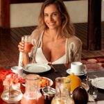 Gabriela Dias Instagram - Café da manhã saudável é vida! Amo🙌🏻• Um café da manhã saudável oferece uma série de benefícios para o nosso corpo e mente. 1. Energia para o dia: Um café da manhã saudável fornece a energia necessária para iniciar o dia com disposição. Ao consumir alimentos ricos em nutrientes, como frutas, cereais integrais e proteínas magras, você se sentirá mais alerta e enérgico ao longo da manhã. 2. Melhora o desempenho cognitivo: Estudos mostram que um café da manhã equilibrado pode melhorar a concentração, a memória e o raciocínio. Alimentos como ovos, nozes e aveia contêm nutrientes essenciais para o funcionamento adequado do cérebro. 3. Controle do peso: Pular o café da manhã pode levar a comer mais durante o dia, especialmente alimentos pouco saudáveis. Um café da manhã saudável ajuda a controlar o apetite, evitando excessos e contribuindo para a manutenção de um peso saudável. 4. Melhora o metabolismo: Ao consumir um café da manhã saudável, você estimula o metabolismo, o que pode ajudar na queima de calorias ao longo do dia. Alimentos ricos em proteínas e fibras ajudam a manter o metabolismo funcionando adequadamente. 5. Nutrição adequada: Um café da manhã saudável é uma oportunidade de fornecer ao corpo os nutrientes essenciais para o seu bom funcionamento. Ao escolher alimentos variados e equilibrados, você garante a ingestão de vitaminas, minerais e antioxidantes necessários para a saúde. Na minha opinião um café da manhã saudável deve incluir alimentos de diferentes grupos, como frutas, vegetais, proteínas, grãos integrais e laticínios ou alternativas vegetais. Quem adora um café da manhã saudável deixa um comentário para mim! 👋
