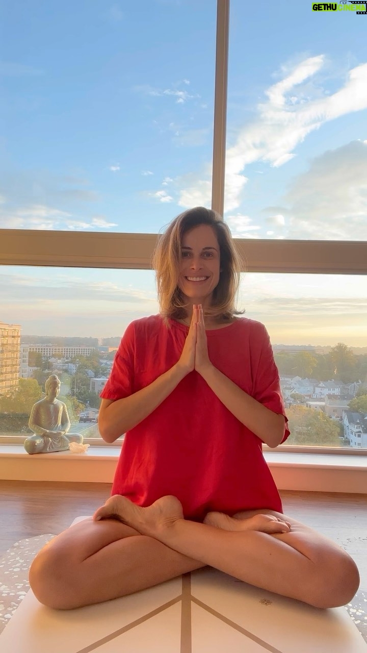 Gabriela Dias Instagram - A little vinyasa to start my day! • Um pouco de movimento para começar essa quarta feira maravilhosa.