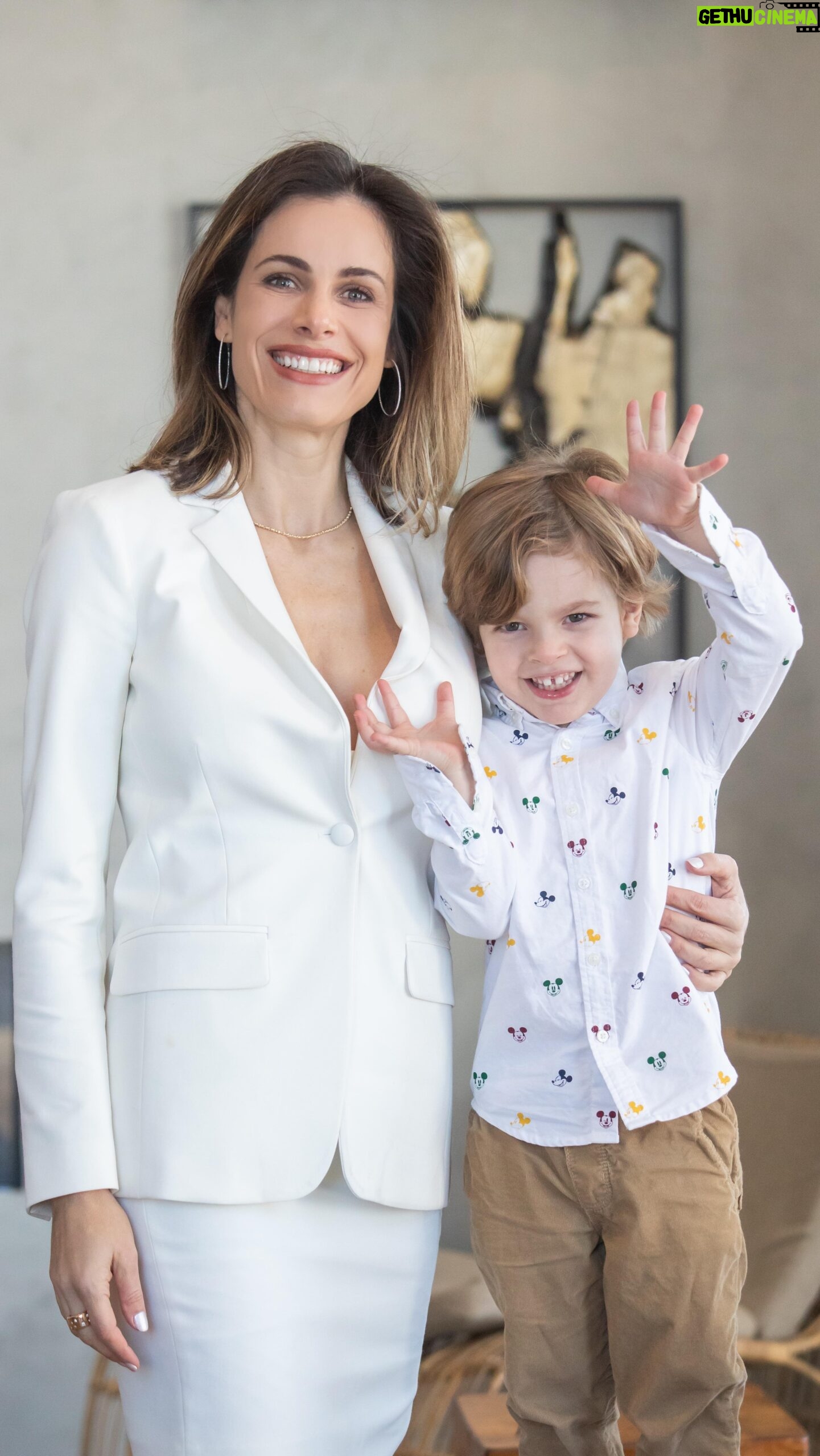 Gabriela Dias Instagram - May the forthcoming year be filled with hope, prosperity, love, and goodwill for all. Best wishes for a peaceful and joyful 2024. • 🤍 “Abraçando o futuro de braços abertos e com um coração cheio de alegria, desejando saúde, felicidade, amor, sucesso e, especialmente, paz. Feliz 2024.”