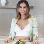Gabriela Dias Instagram - Do our eating habits impact our sleep and dreams? • Do our sleeping habits impact eating metabolism and weight? • 💤🛌 Critical activities occur during the sleep state. 1️⃣ Internal organs rest and recover. Tissue repair, muscle growth, and protein synthesis primarily happen during sleep. 2️⃣ Hormones that help regulate appetite control, stress, development, metabolism, and other bodily functions are released. 4️⃣ Memory consolidation occurs, allowing for the formation and storage of new memories, essential for learning new information. • 🇧🇷 Nossos hábitos alimentares afetam nosso sono e sonhos? Nossos hábitos de sono afetam o metabolismo alimentar e o peso? 💤🛌 Atividades críticas ocorrem durante o estado de sono. 1️⃣ Os órgãos internos descansam e se recuperam. A reparação de tecidos, o crescimento muscular e a síntese de proteínas ocorrem principalmente durante o sono. 2️⃣ Hormônios que ajudam a regular o apetite, o estresse, o desenvolvimento, o metabolismo e outras funções corporais são liberados. 4️⃣ A consolidação da memória ocorre, permitindo a formação e o armazenamento de novas memórias, essenciais para a aprendizagem de novas informações.