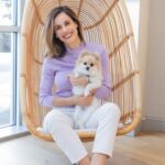 Gabriela Dias Instagram – Queria apresentar a vocês a clínica em Belo Horizonte que nos ajudou a trazer a Bella para os Estados Unidos! Existe uma burocracia enorme para trazer filhotes do Brasil para os Estados Unidos. A @vetprofisrael é a primeira clínica em Belo Horizonte, a trabalhar com o processo de preparação de cães para viagens para Europa e Estados Unidos. Eu comprei a Bella literalmente na estrada de São Paulo para Belo Horizonte quando ela tinha 2 meses e sem a ajuda do Dr. Luiz e Poliana não conseguiria ter trago Bella tão rápido para nossa casa nos Estados Unidos. •
Deixando aqui o contato direto da clínica em caso vocês também queiram viajar com seu melhor amigo de estimação 🤍•
Poliana ➡️ @polimachado15 •
Dr. Luiz ➡️ @luizfernandolucasferreira 
Clínica ➡️ @vetprofisrael