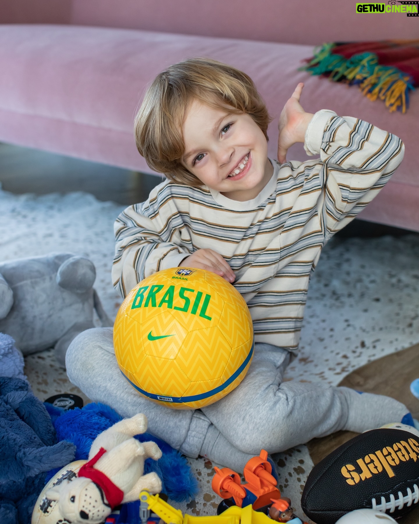 Gabriela Dias Instagram - O Dia Universal da Criança é comemorado em 20 de novembro e é uma data muito importante para celebrar os direitos das crianças em todo o 🌍. Neste dia, é fundamental lembrar que todas as crianças têm direito a uma infância feliz, segura e saudável. Devemos trabalhar juntos para garantir que todas as crianças tenham acesso à educação, cuidados de saúde, proteção contra a violência e exploração, e a oportunidade de desenvolver todo o seu potencial. Ocasião para celebrar a pureza, a inocência e a alegria das crianças e para refletir sobre como podemos criar um mundo melhor para elas, onde possam crescer, aprender e prosperar. Neste Dia Universal da Criança, vamos unir esforços para proteger e promover os direitos das crianças, garantindo que elas sejam ouvidas, respeitadas e amadas. Cada ação que tomamos em direção a um futuro mais brilhante para as crianças é um investimento valioso para a humanidade como um todo.• #diauniversaldelniño • 🇺🇸 Universal Children’s Day is celebrated on November 20th and is a very important date to celebrate the rights of children around the world. On this day, we must remember that all children have the right to a happy, safe, and healthy childhood. It is crucial that we work together to ensure that all children have access to education, healthcare, protection from violence and exploitation, and the opportunity to develop their full potential. This day is also an occasion to celebrate the purity, innocence, and joy of children. It is a time for us to reflect on how we can create a better world for them, where they can grow, learn, and thrive. On this Universal Children’s Day, let us join forces to protect and promote the rights of children, ensuring that they are heard, respected, and loved. Every action we take towards a brighter future for children is a valuable investment for humanity as a whole. #universalchildrensday