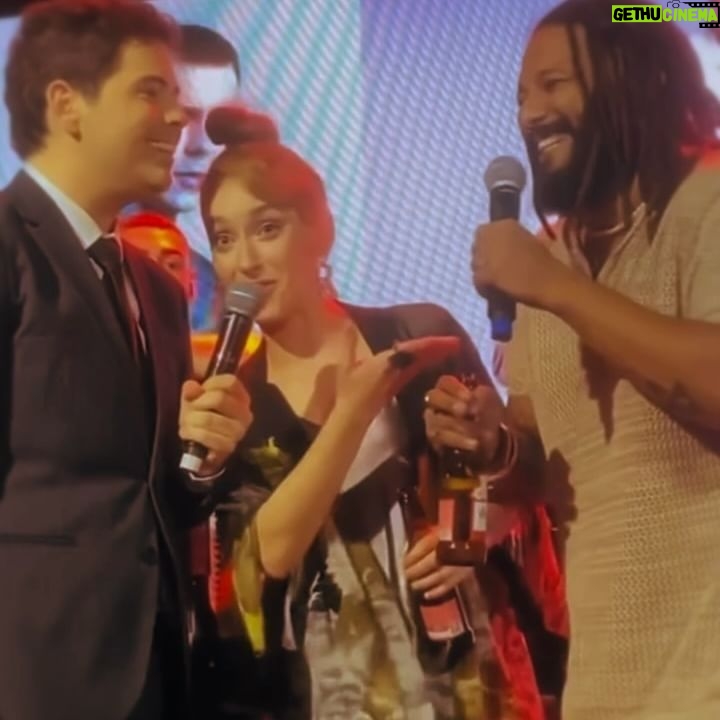 Gabriella Di Grecco Instagram - CHEGUEI DONA @tvdiversa highlights da estreia desse canal onde a senhora aqui apresenta um programa que vai dar o que falar 💅 PEGUEI OU ME LIVREI? Ao lado do meu parça @juniorcabral13 estaremos vendo e comentando os piores dates da internet, dos nossos convidados e das ruas. Vamos analisar os perfis mais bizarros dos apps de relacionamento. Oferecemos conselhos furados com direito a exposição das nossas vidas pessoais 🤡 Uma maravilha, não é mesmo? Kkkkk SPOILER: nosso primeiro convidado é ninguém menos que @laddynada uhummmm! 💁♀️ E como ninguém faz nada sozinho, não posso deixar de agradecer a @marcocarlucci @bruno__pirozzi @gabrielvaccaro e toda a equipe da @otzigroup , bem como aos queridos @abdoncouto @juliavsilva e todo o pessoal da @tvdiversa pela confiança na entrega desse programa que simplesmente AMEI entregar! ❤️ Apertem os cintos que o piloto e a sanidade sumiram kkkkkk Venhaí: PEGUEI OU ME LIVREI! Espero vcs!!