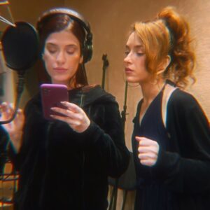 Gabriella Di Grecco Instagram - DIREÇÃO VOCAL É UMA DELÍCIA 🎤🎬🎶

Construindo a nova era das minhas panteras @digreccoficial elas tão vindo com uma proposta mais pé na porta e tudo que a gente expressa na nossa voz tem que estar a serviço dessa nova obra que vai ficar ó: DUCA 🌶️

Vá até o final do carrossel e pega a dica desse novo single 😉😈💨🔥💋

#direçãovocal #musica #voz