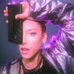 Gabriella Di Grecco Instagram - NOITE GALACTICA FINALMENTE OBRIGADA DONA @samsungbrasil 1. trava na pose 2. quem precisa ir pra pista com um zoom desses? 3. peço perdão, mas era behind blue eyes 4. amei te conhecer @rickyhiraoka obrigada por realizar esse sonho 💜 5. chapa no zoom da um close 6. melhor palco dessa edição 7. queremosbia3 8. you’re the best @aboveandbeyond #samsunggalaxy #lollapaloozabrasil