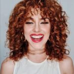 Gabriella Di Grecco Instagram - De arrasar! @gabrielladigrecco está de visual novo como uma verdadeira ‘loba’. Ostentando um ‘wolf cut’ pelas mãos de @dickolorenzo – visagista de estrelas como Claudia Raia e Vitoria Strada – Gabi além de revelar a super mudança, aproveita para dar dicas imperdíveis para mulheres que, assim como ela, também estão passando pela transição capilar! Confira mais detalhes no link da bio. (Foto: Divulgação) #gabrielladigrecco #gabidigrecco #transicaocapilar #novovisual