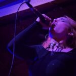 Gabriella Di Grecco Instagram - A MÚSICA SALVA 🤟🎤🎶 Muito honrada em participar do show de estreia do meu irmão da vida @rhenerfreitas ! Amigo, que o seu caminhar seja pura luz e abundância! Conte comigo pro que der e vier! Quanta gente linda na plateia desse showzão na @casarockambole produzido pelos parças da @otzisounds ! Quem tava lá batendo cabeça também? Kkkkkk Still pelo lindo olhar do @_igorcosta