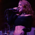 Gabriella Di Grecco Instagram - A MÚSICA SALVA 🤟🎤🎶 Muito honrada em participar do show de estreia do meu irmão da vida @rhenerfreitas ! Amigo, que o seu caminhar seja pura luz e abundância! Conte comigo pro que der e vier! Quanta gente linda na plateia desse showzão na @casarockambole produzido pelos parças da @otzisounds ! Quem tava lá batendo cabeça também? Kkkkkk Still pelo lindo olhar do @_igorcosta