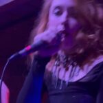 Gabriella Di Grecco Instagram - A MÚSICA SALVA 🤟🎤🎶 Muito honrada em participar do show de estreia do meu irmão da vida @rhenerfreitas ! Amigo, que o seu caminhar seja pura luz e abundância! Conte comigo pro que der e vier! Quanta gente linda na plateia desse showzão na @casarockambole produzido pelos parças da @otzisounds ! Quem tava lá batendo cabeça também? Kkkkkk Still pelo lindo olhar do @_igorcosta