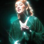 Gabriella Di Grecco Instagram - THE CHRISTMAS SHOW Não tem melhor recordação pra esse #tbt que a linda temporada que fizemos em Porto Alegre! Aqui vão alguns highlights do retorno da Senhora aos palcos acompanhada do melhor elenco e equipe possíveis! Obrigada pela confiança @thechristmasshowbrasil @miguelfalabellareal @fernanda_chamma @prototipofilme E obrigada a todos do elenco e equipe! Tô doida pra iluminar o Natal com vocês em muitas outras cidades do Brasil e do mundo! ❤️ Menção honrosa pro item 3 desse carrossel. Sempre me arrepio com esse dueto LINDO com a @brunaguerin obrigada por esse mashup @jorgedegodoy_ ❤️