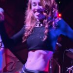 Gabriella Di Grecco Instagram - A MÚSICA SALVA 🤟🎤🎶 Muito honrada em participar do show de estreia do meu irmão da vida @rhenerfreitas ! Amigo, que o seu caminhar seja pura luz e abundância! Conte comigo pro que der e vier! Quanta gente linda na plateia desse showzão na @casarockambole produzido pelos parças da @otzisounds ! Quem tava lá batendo cabeça também? Kkkkkk Still pelo lindo olhar do @_igorcosta