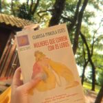 Gabriella Di Grecco Instagram - SOMOS TODAS MULHERES SELVAGENS “O arquétipo da Mulher Selvagem, bem como tudo o que está por trás dele, é o benfeitor de todas as pintoras, escritoras, escultoras, dançarinas, pensadoras, rezadeiras, de todas as que procuram e as que encontram, pois elas todas se dedicam a inventar, e essa é a principal ocupação da Mulher Selvagem. Como toda arte, ela é visceral, não cerebral. Ela sabe rastrear e correr, convocar e repelir. Ela sabe sentir, disfarçar e amar profundamente. Ela é intuitiva, típica e normativa. Ela é totalmente essencial à saúde mental e espiritual da mulher.” Isso é só um lembrete pra, esse mês, te recordar que nossa liberdade é um direito inato. Somos selvagens porque a nossa alma nunca esteve sujeita à domesticação imposta pelo mundo.