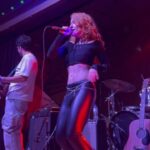 Gabriella Di Grecco Instagram - A MÚSICA SALVA 🤟🎤🎶 Muito honrada em participar do show de estreia do meu irmão da vida @rhenerfreitas ! Amigo, que o seu caminhar seja pura luz e abundância! Conte comigo pro que der e vier! Quanta gente linda na plateia desse showzão na @casarockambole produzido pelos parças da @otzisounds ! Quem tava lá batendo cabeça também? Kkkkkk Still pelo lindo olhar do @_igorcosta