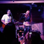 Gabriella Di Grecco Instagram - A MÚSICA SALVA 🤟🎤🎶 Muito honrada em participar do show de estreia do meu irmão da vida @rhenerfreitas ! Amigo, que o seu caminhar seja pura luz e abundância! Conte comigo pro que der e vier! Quanta gente linda na plateia desse showzão na @casarockambole produzido pelos parças da @otzisounds ! Quem tava lá batendo cabeça também? Kkkkkk Still pelo lindo olhar do @_igorcosta