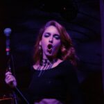 Gabriella Di Grecco Instagram - A MÚSICA SALVA 🤟🎤🎶 Muito honrada em participar do show de estreia do meu irmão da vida @rhenerfreitas ! Amigo, que o seu caminhar seja pura luz e abundância! Conte comigo pro que der e vier! Quanta gente linda na plateia desse showzão na @casarockambole produzido pelos parças da @otzisounds ! Quem tava lá batendo cabeça também? Kkkkkk Still pelo lindo olhar do @_igorcosta