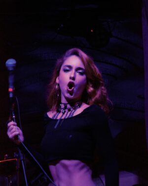 Gabriella Di Grecco Instagram - A MÚSICA SALVA 🤟🎤🎶

Muito honrada em participar do show de estreia do meu irmão da vida @rhenerfreitas !
Amigo, que o seu caminhar seja pura luz e abundância! Conte comigo pro que der e vier!

Quanta gente linda na plateia desse showzão na @casarockambole produzido pelos parças da @otzisounds ! Quem tava lá batendo cabeça também? Kkkkkk

Still pelo lindo olhar do @_igorcosta
