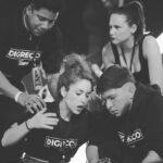 Gabriella Di Grecco Instagram - MAIS UM CLIPE LINDÃO PRA CONTA!💥🎬🎵 (arrasta pro lado pra ver um pedacin 😉) "Na Minha Mão" foi com certeza meu maior desafio como diretora até agora. Coordenar uma captação ao vivo, dentro de um festival grande foi uma das loucuras mais deliciosas que já inventei de fazer no audiovisual. Me senti o @jbboninho do Mato Grosso! kkkkk O resultado ficou DUCA e, claro, como ninguém faz nada sozinho, não poderia deixar de agradecer às minhas panteras @digreccoficial pela confiança irrestrita e inabalável, ao @festivaldeinvernochapada por nos receber e confiar na nossa proposta de gravação, aos meus fiéis escudeiros nessa loucura total @joaomatheusjunior na produção, @mongereal na captação, stage managing e mongagem, @pedrogavilon nos registros e @arthuur_arcanjo na captação. Também não posso deixar de mencionar todo o time que fez isso acontecer: bailarinos, DJ, making of, social media, parceiros e muito amor envolvido! @jhenifercatherine @isazanin @jesflag @brayansaavedra @renan_personal_trainer @castor.julia @ana_rd6 @jrbrasa @festivaldeinvernochapada @cuiaba_maplebear @dropgoldbr @criareuniformes Obrigada a todos! No Mato Grosso tem gente MUITO competente no que faz. Falta muito pouco pro Brasil se ligar nisso. E é uma honra fazer parte. Se você leu até aqui, um spoiler especial: vai ter making of dessa bagunça toda hein? Se vc vem comigo nessa, colocaí um coração rosa ;)