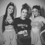 Gabriella Di Grecco Instagram - MAIS UM CLIPE LINDÃO PRA CONTA!💥🎬🎵 (arrasta pro lado pra ver um pedacin 😉) "Na Minha Mão" foi com certeza meu maior desafio como diretora até agora. Coordenar uma captação ao vivo, dentro de um festival grande foi uma das loucuras mais deliciosas que já inventei de fazer no audiovisual. Me senti o @jbboninho do Mato Grosso! kkkkk O resultado ficou DUCA e, claro, como ninguém faz nada sozinho, não poderia deixar de agradecer às minhas panteras @digreccoficial pela confiança irrestrita e inabalável, ao @festivaldeinvernochapada por nos receber e confiar na nossa proposta de gravação, aos meus fiéis escudeiros nessa loucura total @joaomatheusjunior na produção, @mongereal na captação, stage managing e mongagem, @pedrogavilon nos registros e @arthuur_arcanjo na captação. Também não posso deixar de mencionar todo o time que fez isso acontecer: bailarinos, DJ, making of, social media, parceiros e muito amor envolvido! @jhenifercatherine @isazanin @jesflag @brayansaavedra @renan_personal_trainer @castor.julia @ana_rd6 @jrbrasa @festivaldeinvernochapada @cuiaba_maplebear @dropgoldbr @criareuniformes Obrigada a todos! No Mato Grosso tem gente MUITO competente no que faz. Falta muito pouco pro Brasil se ligar nisso. E é uma honra fazer parte. Se você leu até aqui, um spoiler especial: vai ter making of dessa bagunça toda hein? Se vc vem comigo nessa, colocaí um coração rosa ;)