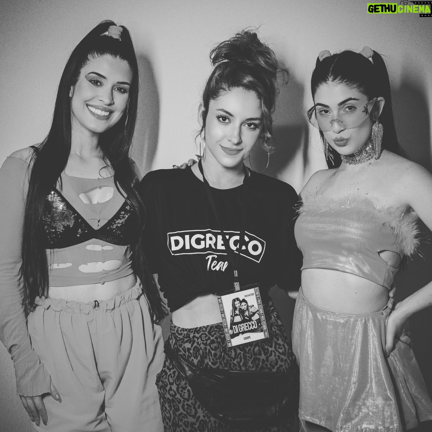 Gabriella Di Grecco Instagram - MAIS UM CLIPE LINDÃO PRA CONTA!💥🎬🎵 (arrasta pro lado pra ver um pedacin 😉) "Na Minha Mão" foi com certeza meu maior desafio como diretora até agora. Coordenar uma captação ao vivo, dentro de um festival grande foi uma das loucuras mais deliciosas que já inventei de fazer no audiovisual. Me senti o @jbboninho do Mato Grosso! kkkkk O resultado ficou DUCA e, claro, como ninguém faz nada sozinho, não poderia deixar de agradecer às minhas panteras @digreccoficial pela confiança irrestrita e inabalável, ao @festivaldeinvernochapada por nos receber e confiar na nossa proposta de gravação, aos meus fiéis escudeiros nessa loucura total @joaomatheusjunior na produção, @mongereal na captação, stage managing e mongagem, @pedrogavilon nos registros e @arthuur_arcanjo na captação. Também não posso deixar de mencionar todo o time que fez isso acontecer: bailarinos, DJ, making of, social media, parceiros e muito amor envolvido! @jhenifercatherine @isazanin @jesflag @brayansaavedra @renan_personal_trainer @castor.julia @ana_rd6 @jrbrasa @festivaldeinvernochapada @cuiaba_maplebear @dropgoldbr @criareuniformes Obrigada a todos! No Mato Grosso tem gente MUITO competente no que faz. Falta muito pouco pro Brasil se ligar nisso. E é uma honra fazer parte. Se você leu até aqui, um spoiler especial: vai ter making of dessa bagunça toda hein? Se vc vem comigo nessa, colocaí um coração rosa ;)