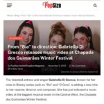 Gabriella Di Grecco Instagram - MAIS UM CLIPE LINDÃO PRA CONTA!💥🎬🎵 (arrasta pro lado pra ver um pedacin 😉) "Na Minha Mão" foi com certeza meu maior desafio como diretora até agora. Coordenar uma captação ao vivo, dentro de um festival grande foi uma das loucuras mais deliciosas que já inventei de fazer no audiovisual. Me senti o @jbboninho do Mato Grosso! kkkkk O resultado ficou DUCA e, claro, como ninguém faz nada sozinho, não poderia deixar de agradecer às minhas panteras @digreccoficial pela confiança irrestrita e inabalável, ao @festivaldeinvernochapada por nos receber e confiar na nossa proposta de gravação, aos meus fiéis escudeiros nessa loucura total @joaomatheusjunior na produção, @mongereal na captação, stage managing e mongagem, @pedrogavilon nos registros e @arthuur_arcanjo na captação. Também não posso deixar de mencionar todo o time que fez isso acontecer: bailarinos, DJ, making of, social media, parceiros e muito amor envolvido! @jhenifercatherine @isazanin @jesflag @brayansaavedra @renan_personal_trainer @castor.julia @ana_rd6 @jrbrasa @festivaldeinvernochapada @cuiaba_maplebear @dropgoldbr @criareuniformes Obrigada a todos! No Mato Grosso tem gente MUITO competente no que faz. Falta muito pouco pro Brasil se ligar nisso. E é uma honra fazer parte. Se você leu até aqui, um spoiler especial: vai ter making of dessa bagunça toda hein? Se vc vem comigo nessa, colocaí um coração rosa ;)