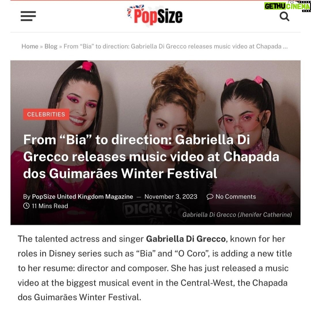 Gabriella Di Grecco Instagram - MAIS UM CLIPE LINDÃO PRA CONTA!💥🎬🎵 (arrasta pro lado pra ver um pedacin 😉) "Na Minha Mão" foi com certeza meu maior desafio como diretora até agora. Coordenar uma captação ao vivo, dentro de um festival grande foi uma das loucuras mais deliciosas que já inventei de fazer no audiovisual. Me senti o @jbboninho do Mato Grosso! kkkkk O resultado ficou DUCA e, claro, como ninguém faz nada sozinho, não poderia deixar de agradecer às minhas panteras @digreccoficial pela confiança irrestrita e inabalável, ao @festivaldeinvernochapada por nos receber e confiar na nossa proposta de gravação, aos meus fiéis escudeiros nessa loucura total @joaomatheusjunior na produção, @mongereal na captação, stage managing e mongagem, @pedrogavilon nos registros e @arthuur_arcanjo na captação. Também não posso deixar de mencionar todo o time que fez isso acontecer: bailarinos, DJ, making of, social media, parceiros e muito amor envolvido! @jhenifercatherine @isazanin @jesflag @brayansaavedra @renan_personal_trainer @castor.julia @ana_rd6 @jrbrasa @festivaldeinvernochapada @cuiaba_maplebear @dropgoldbr @criareuniformes Obrigada a todos! No Mato Grosso tem gente MUITO competente no que faz. Falta muito pouco pro Brasil se ligar nisso. E é uma honra fazer parte. Se você leu até aqui, um spoiler especial: vai ter making of dessa bagunça toda hein? Se vc vem comigo nessa, colocaí um coração rosa ;)