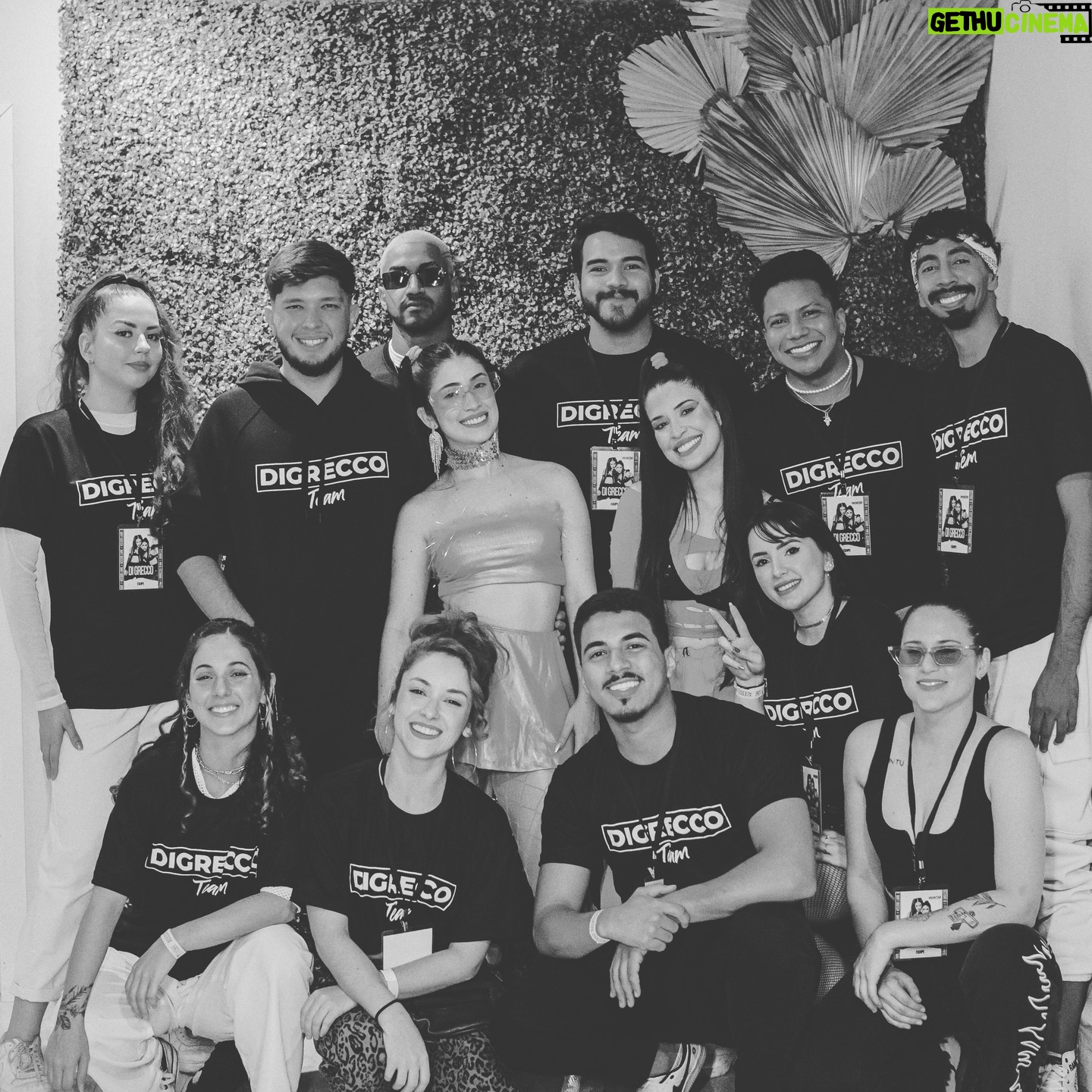 Gabriella Di Grecco Instagram - MAIS UM CLIPE LINDÃO PRA CONTA!💥🎬🎵 (arrasta pro lado pra ver um pedacin 😉) "Na Minha Mão" foi com certeza meu maior desafio como diretora até agora. Coordenar uma captação ao vivo, dentro de um festival grande foi uma das loucuras mais deliciosas que já inventei de fazer no audiovisual. Me senti o @jbboninho do Mato Grosso! kkkkk O resultado ficou DUCA e, claro, como ninguém faz nada sozinho, não poderia deixar de agradecer às minhas panteras @digreccoficial pela confiança irrestrita e inabalável, ao @festivaldeinvernochapada por nos receber e confiar na nossa proposta de gravação, aos meus fiéis escudeiros nessa loucura total @joaomatheusjunior na produção, @mongereal na captação, stage managing e mongagem, @pedrogavilon nos registros e @arthuur_arcanjo na captação. Também não posso deixar de mencionar todo o time que fez isso acontecer: bailarinos, DJ, making of, social media, parceiros e muito amor envolvido! @jhenifercatherine @isazanin @jesflag @brayansaavedra @renan_personal_trainer @castor.julia @ana_rd6 @jrbrasa @festivaldeinvernochapada @cuiaba_maplebear @dropgoldbr @criareuniformes Obrigada a todos! No Mato Grosso tem gente MUITO competente no que faz. Falta muito pouco pro Brasil se ligar nisso. E é uma honra fazer parte. Se você leu até aqui, um spoiler especial: vai ter making of dessa bagunça toda hein? Se vc vem comigo nessa, colocaí um coração rosa ;)
