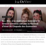 Gabriella Di Grecco Instagram - MAIS UM CLIPE LINDÃO PRA CONTA!💥🎬🎵 (arrasta pro lado pra ver um pedacin 😉) "Na Minha Mão" foi com certeza meu maior desafio como diretora até agora. Coordenar uma captação ao vivo, dentro de um festival grande foi uma das loucuras mais deliciosas que já inventei de fazer no audiovisual. Me senti o @jbboninho do Mato Grosso! kkkkk O resultado ficou DUCA e, claro, como ninguém faz nada sozinho, não poderia deixar de agradecer às minhas panteras @digreccoficial pela confiança irrestrita e inabalável, ao @festivaldeinvernochapada por nos receber e confiar na nossa proposta de gravação, aos meus fiéis escudeiros nessa loucura total @joaomatheusjunior na produção, @mongereal na captação, stage managing e mongagem, @pedrogavilon nos registros e @arthuur_arcanjo na captação. Também não posso deixar de mencionar todo o time que fez isso acontecer: bailarinos, DJ, making of, social media, parceiros e muito amor envolvido! @jhenifercatherine @isazanin @jesflag @brayansaavedra @renan_personal_trainer @castor.julia @ana_rd6 @jrbrasa @festivaldeinvernochapada @cuiaba_maplebear @dropgoldbr @criareuniformes Obrigada a todos! No Mato Grosso tem gente MUITO competente no que faz. Falta muito pouco pro Brasil se ligar nisso. E é uma honra fazer parte. Se você leu até aqui, um spoiler especial: vai ter making of dessa bagunça toda hein? Se vc vem comigo nessa, colocaí um coração rosa ;)