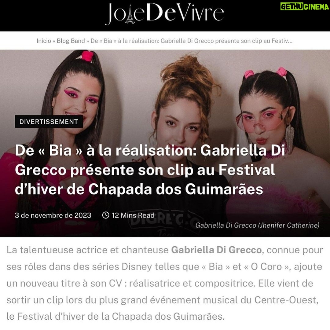 Gabriella Di Grecco Instagram - MAIS UM CLIPE LINDÃO PRA CONTA!💥🎬🎵 (arrasta pro lado pra ver um pedacin 😉) "Na Minha Mão" foi com certeza meu maior desafio como diretora até agora. Coordenar uma captação ao vivo, dentro de um festival grande foi uma das loucuras mais deliciosas que já inventei de fazer no audiovisual. Me senti o @jbboninho do Mato Grosso! kkkkk O resultado ficou DUCA e, claro, como ninguém faz nada sozinho, não poderia deixar de agradecer às minhas panteras @digreccoficial pela confiança irrestrita e inabalável, ao @festivaldeinvernochapada por nos receber e confiar na nossa proposta de gravação, aos meus fiéis escudeiros nessa loucura total @joaomatheusjunior na produção, @mongereal na captação, stage managing e mongagem, @pedrogavilon nos registros e @arthuur_arcanjo na captação. Também não posso deixar de mencionar todo o time que fez isso acontecer: bailarinos, DJ, making of, social media, parceiros e muito amor envolvido! @jhenifercatherine @isazanin @jesflag @brayansaavedra @renan_personal_trainer @castor.julia @ana_rd6 @jrbrasa @festivaldeinvernochapada @cuiaba_maplebear @dropgoldbr @criareuniformes Obrigada a todos! No Mato Grosso tem gente MUITO competente no que faz. Falta muito pouco pro Brasil se ligar nisso. E é uma honra fazer parte. Se você leu até aqui, um spoiler especial: vai ter making of dessa bagunça toda hein? Se vc vem comigo nessa, colocaí um coração rosa ;)