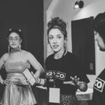 Gabriella Di Grecco Instagram - MAIS UM CLIPE LINDÃO PRA CONTA!💥🎬🎵 (arrasta pro lado pra ver um pedacin 😉) "Na Minha Mão" foi com certeza meu maior desafio como diretora até agora. Coordenar uma captação ao vivo, dentro de um festival grande foi uma das loucuras mais deliciosas que já inventei de fazer no audiovisual. Me senti o @jbboninho do Mato Grosso! kkkkk O resultado ficou DUCA e, claro, como ninguém faz nada sozinho, não poderia deixar de agradecer às minhas panteras @digreccoficial pela confiança irrestrita e inabalável, ao @festivaldeinvernochapada por nos receber e confiar na nossa proposta de gravação, aos meus fiéis escudeiros nessa loucura total @joaomatheusjunior na produção, @mongereal na captação, stage managing e mongagem, @pedrogavilon nos registros e @arthuur_arcanjo na captação. Também não posso deixar de mencionar todo o time que fez isso acontecer: bailarinos, DJ, making of, social media, parceiros e muito amor envolvido! @jhenifercatherine @isazanin @jesflag @brayansaavedra @renan_personal_trainer @castor.julia @ana_rd6 @jrbrasa @festivaldeinvernochapada @cuiaba_maplebear @dropgoldbr @criareuniformes Obrigada a todos! No Mato Grosso tem gente MUITO competente no que faz. Falta muito pouco pro Brasil se ligar nisso. E é uma honra fazer parte. Se você leu até aqui, um spoiler especial: vai ter making of dessa bagunça toda hein? Se vc vem comigo nessa, colocaí um coração rosa ;)
