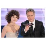 Gabriella Pession Instagram - In bocca al lupo a tutti i concorrenti per la serata finale del Festival di Sanremo 2023 🔥🎶🎤 Qui con @paolobonolis_forever_ durante la terza serata di Sanremo 2009, un ricordo meraviglioso … Perché Sanremo e’ Sanremo 💐 @festivaldisanremo2023 @rai_uno_official #festival #sanremo #sanremo2023 #musica #festivaldellacanzoneitaliana