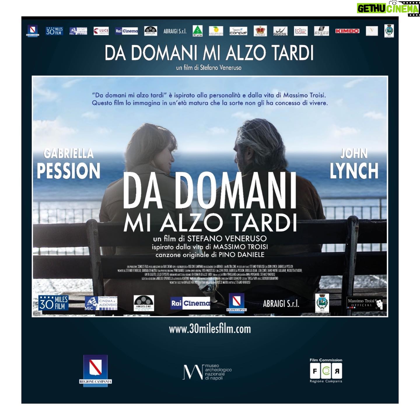 Gabriella Pession Instagram - “Da domani mi alzo tardi” ispirato alla vita ed al genio del nostro adorato Massimo Troisi🙏🏻 Dal 14 Febbraio al cinema @stefanoveneruso @annapavignano #massimotroisi #film #pinodaniele @rai_cinema #johnlynch