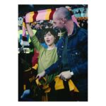 Gabriella Pession Instagram - Bellissima serata allo stadio Olimpico ospiti di @officialasroma…Grazie davvero di cuore per la vostra affettuosissima accoglienza 🙏🏻 !!IMPORTANTE!!! Vedete la sciarpa giallorosso e ROSA che porto tra le mani ? E’ una sciarpa davvero speciale… E’ infatti una sciarpa da per le donne, non solo perché e’ stato inserito del rosa tra i color della Roma, ma perché può aiutare tante donne come te, come me, come tutte noi. Il ricavato dalle vendite di queste sciarpe, infatti, sarà utilizzato dal Club per l’acquisto di lettini ginecologici e divisori medicali da donare ad alcuni ospedali per offrire alle donne vittime di violenza che un percorso di visita appositamente dedicato, che garantisca loro la massima riservatezza e tutela. Le sciarpe sono in vendita negli store AS Roma. Grazie per l’aiuto che ci darete….e come sempre FORZA ROMAAAAAA #dajeroma #roma #asroma #forzaroma #noallaviolenzasulledonne #controlaviolenzasulledonne #calcio #soccer @richardfloodofficial