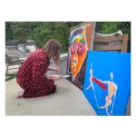 Gabriella Pession Instagram - Sono curiosa di natura. Mi piace coltivare hobbies e passioni diverse. Quello della pittura e’ forse il mio hobby più viscerale e liberatorio. Quando dipingo, entro in un mondo tutto mio e rimango nel mio limbo, distante ed osservatrice, per un po’, anche quando metto giù i pennelli. Il questo spazio dilatato ed intimo, ritrovo ricordi, scopro emozioni e desideri che non sarebbero accessibili a livello puramente conscio. Credo che coltivare un proprio tempo e spazio, dove la creatività possa sentirsi libera e protetta, sia un grande dono che possiamo farci. Un viaggio dentro noi stessi, potente, vulnerabile ed avvincente, al di là del risultato, che con il tempo ho imparato a non considerare più il fine. #riflessioni #hobbies #passioni #pittura #painting #loveart #pensieri