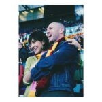 Gabriella Pession Instagram - Bellissima serata allo stadio Olimpico ospiti di @officialasroma…Grazie davvero di cuore per la vostra affettuosissima accoglienza 🙏🏻 !!IMPORTANTE!!! Vedete la sciarpa giallorosso e ROSA che porto tra le mani ? E’ una sciarpa davvero speciale… E’ infatti una sciarpa da per le donne, non solo perché e’ stato inserito del rosa tra i color della Roma, ma perché può aiutare tante donne come te, come me, come tutte noi. Il ricavato dalle vendite di queste sciarpe, infatti, sarà utilizzato dal Club per l’acquisto di lettini ginecologici e divisori medicali da donare ad alcuni ospedali per offrire alle donne vittime di violenza che un percorso di visita appositamente dedicato, che garantisca loro la massima riservatezza e tutela. Le sciarpe sono in vendita negli store AS Roma. Grazie per l’aiuto che ci darete….e come sempre FORZA ROMAAAAAA #dajeroma #roma #asroma #forzaroma #noallaviolenzasulledonne #controlaviolenzasulledonne #calcio #soccer @richardfloodofficial