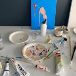 Gabriella Pession Instagram - Sono curiosa di natura. Mi piace coltivare hobbies e passioni diverse. Quello della pittura e’ forse il mio hobby più viscerale e liberatorio. Quando dipingo, entro in un mondo tutto mio e rimango nel mio limbo, distante ed osservatrice, per un po’, anche quando metto giù i pennelli. Il questo spazio dilatato ed intimo, ritrovo ricordi, scopro emozioni e desideri che non sarebbero accessibili a livello puramente conscio. Credo che coltivare un proprio tempo e spazio, dove la creatività possa sentirsi libera e protetta, sia un grande dono che possiamo farci. Un viaggio dentro noi stessi, potente, vulnerabile ed avvincente, al di là del risultato, che con il tempo ho imparato a non considerare più il fine. #riflessioni #hobbies #passioni #pittura #painting #loveart #pensieri